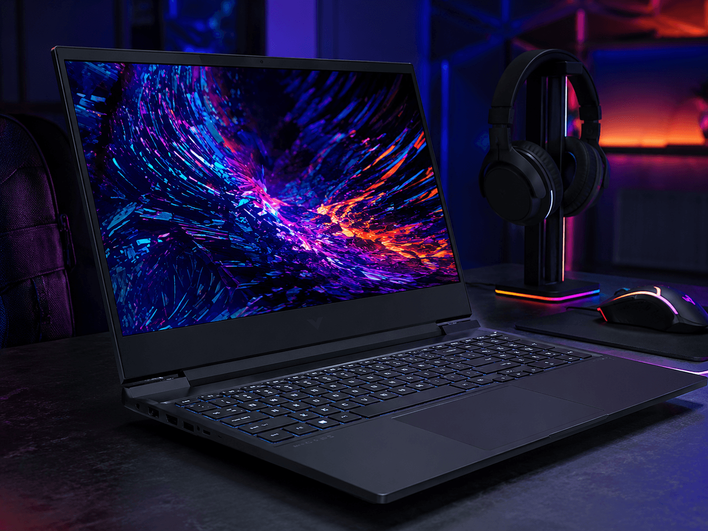 HP OMEN Gaming Laptop in einem modernen RGB Gaming Setup