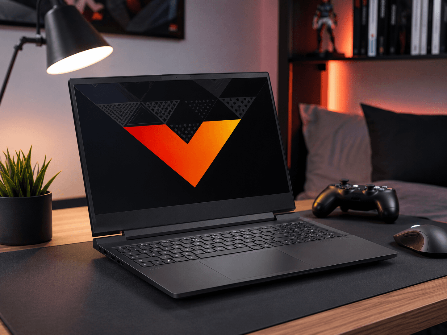 HP Victus Gaming Laptop in einem stylischen Gaming Arbeitsplatz