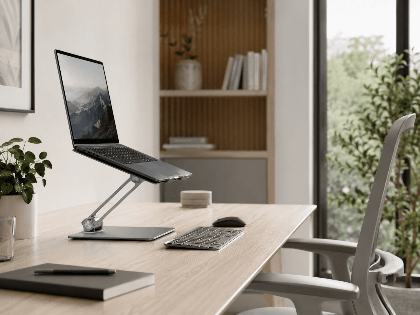 Ergonomischer Laptop StÃ¤nder im Homeoffice mit externer Tastatur und Maus