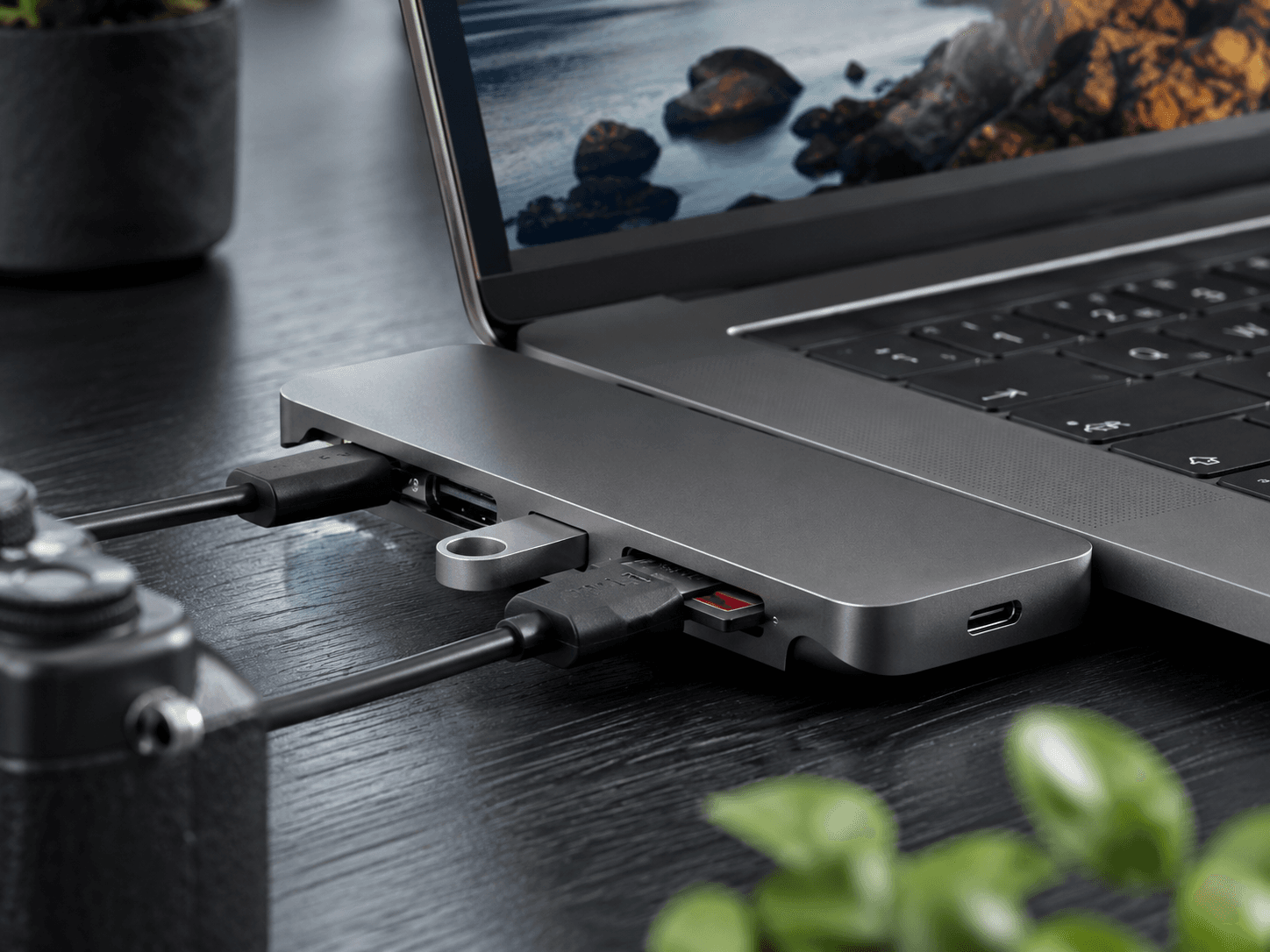 USB-C Hub am Laptop mit mehreren AnschlÃ¼ssen fÃ¼r ZubehÃ¶r und externe GerÃ¤te
