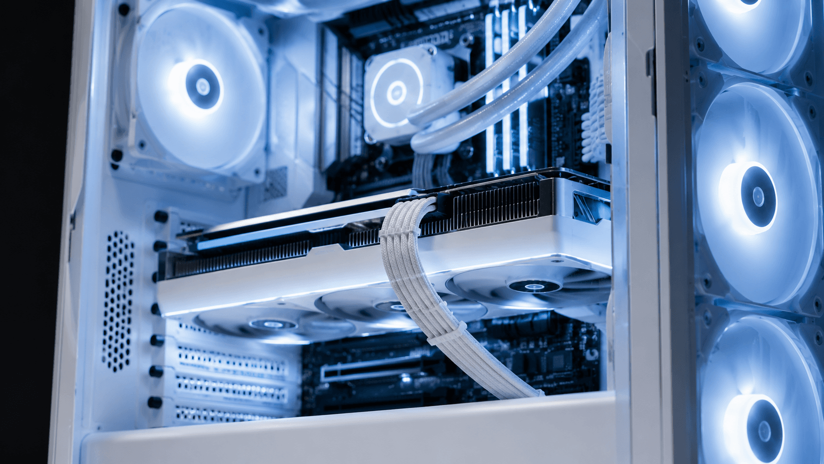 Innenansicht eines White Gaming PCs mit leistungsstarker Grafikkarte, weiÃen Kabeln und RGB-Lüftern Innenansicht eines White Gaming PCs mit leistungsstarker Grafikkarte, weiÃen Kabeln und RGB-Lüftern