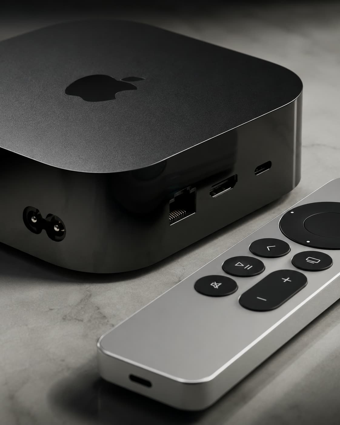 Apple TV Anschlüsse und Siri Remote als detaillierte Nahaufnahme Apple TV Anschlüsse und Siri Remote als detaillierte Nahaufnahme